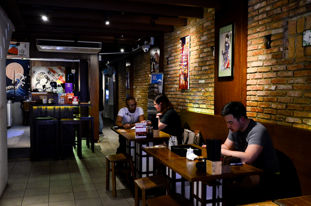 japanese ramen halal environment interior design restaurant cosy